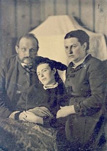 Victorian_era_post-mortem_family_portrait_of_parents_with_their_deceased_daughter