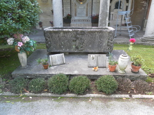 "Roma cimitero Verano tomba Trilussa" di Alessio Damato - Opera propria. Con licenza CC BY-SA 3.0 tramite Wikimedia Commons - https://commons.wikimedia.org/wiki/File:Roma_cimitero_Verano_tomba_Trilussa.jpg#/media/File:Roma_cimitero_Verano_tomba_Trilussa.jpg