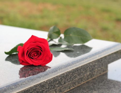 Cimiteri chiusi causa Coronavirus. Solidarietà per portare fiori sulle tombe